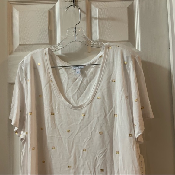 Boutique + White Camera Print Short Sleeve Tee 1X - Picture 5 of 11